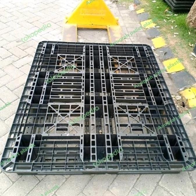 

Palet Plastik Hitam Motif Mix Ukuran 130X110X15 Cm Kapasitas 2000 Kg Ideal Untuk Ekspor Impor Dan Distribusi Barang