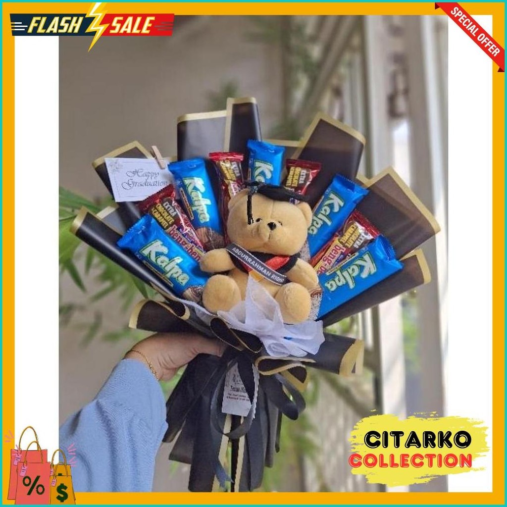 

Buket Wisuda/ Buket Graduation/ Gift Bucket/ Buket Boneka/ Buket Snack Boneka Wisuda Terasmahar Diskon Setengah Harga