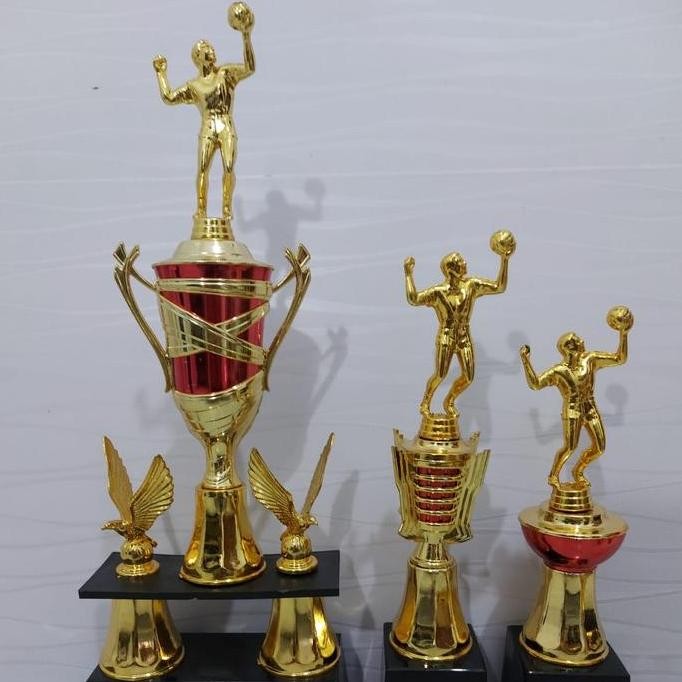 

Trophy Piala 2kaki volleyball bola voli paket no.6 1 set BS