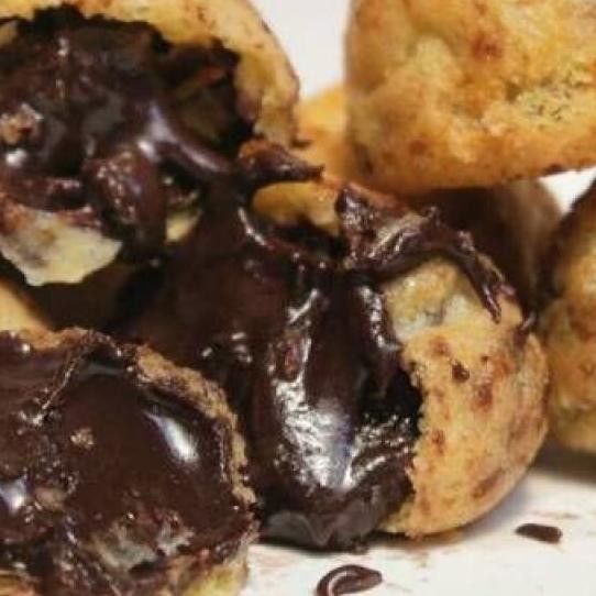

Soes Coklat Kiloan 1kg Lumer Enak Murah/ Sus Coklat Kering Kiloan Sus Kering Isi Coklat GG Lezate Nugi