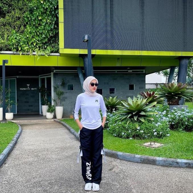 Setelan Senam Dan Olahraga Set Atasan N Putih Lis Hitam dengan Celana Senam Cargo Zumba Parasut Hita