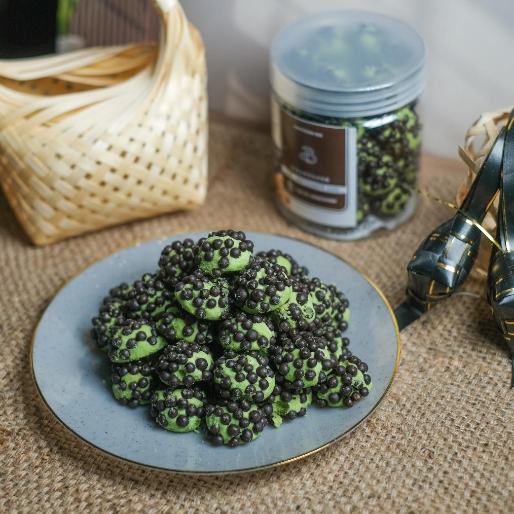 

Kue Chococrispy Pandan Biba Snacks ( Beli 1 Toples GRATIS 1 Kemasan Pouch Kue Sagu / Kue Semprit ) Nugi