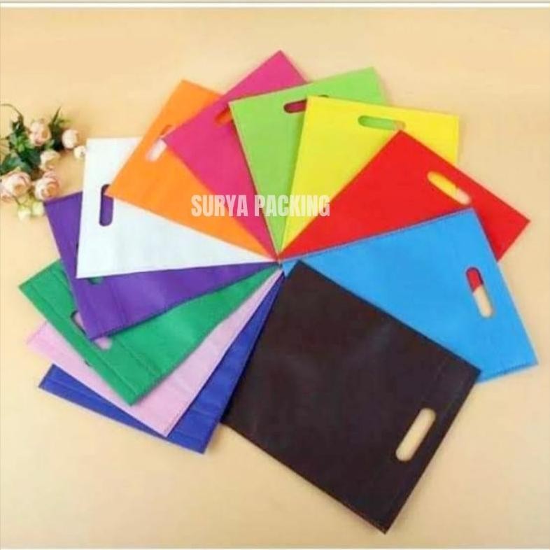 

Goodie bag Oval ( ISI 100 PCS) Tas Undangan Spunbond Kain Nugi
