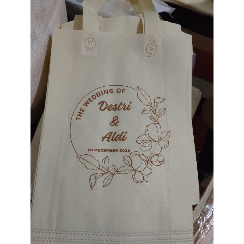 

Bis Tas Spunbond Custom Sablon / Goodie Bag Free Sablon / Tas 25X35 Custom Sablon / Tas Hajatan Sablon / Tas Seminar / Tas Promosi Perusahaan / Tas Mengenang / Tas Aqiqah / Tas Syukuran