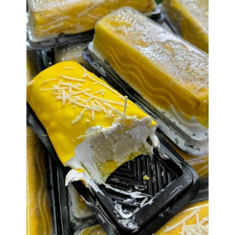 

Golden Roll Durian Cake aSt