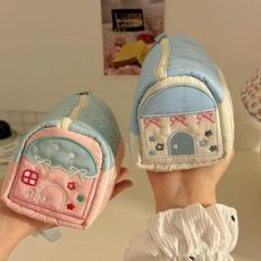 

TEMPAT PENSIL PITA BENTUK RUMAH / KOTAK PENSIL IMPORT KAPASITAS BESAR / TEMPAT PENSIL AESTHETIC / MAKEUP POUCH KOSMETIK / WANDA PENCIL CASE / MI CASA POUCH COQUETTE KOTAK PENSIL KOREAN STYLE Hm