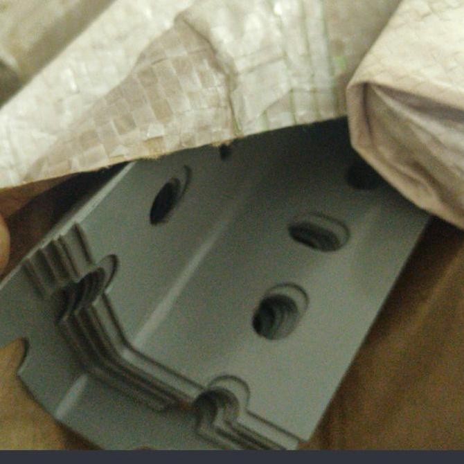 Besi Siku Lubang / Siku Lobang panjang 3 Meter tebal 1,15mm kmg