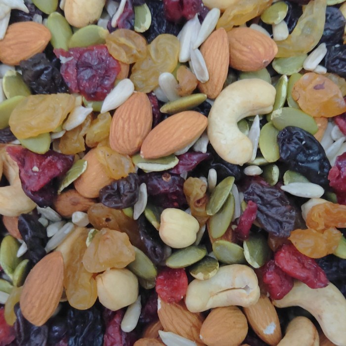 

TERLENGKAP Trail Mix (Mixed Nut and Fruit)