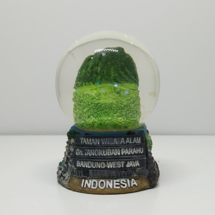 

Terlaris Souvenir snow globe Tangkuban Perahu oleh oleh Bandung Indonesia SALE