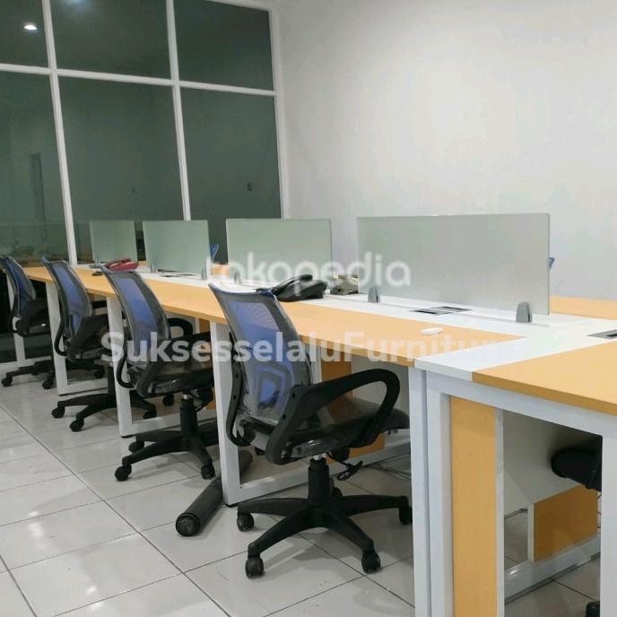 Meja kerja kantor partisi 8 staff
