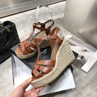 Sandal platform wedge jerami baru. Atas: Kulit sapi impor. Di dalam kaki: kulit domba impor. Tinggi 
