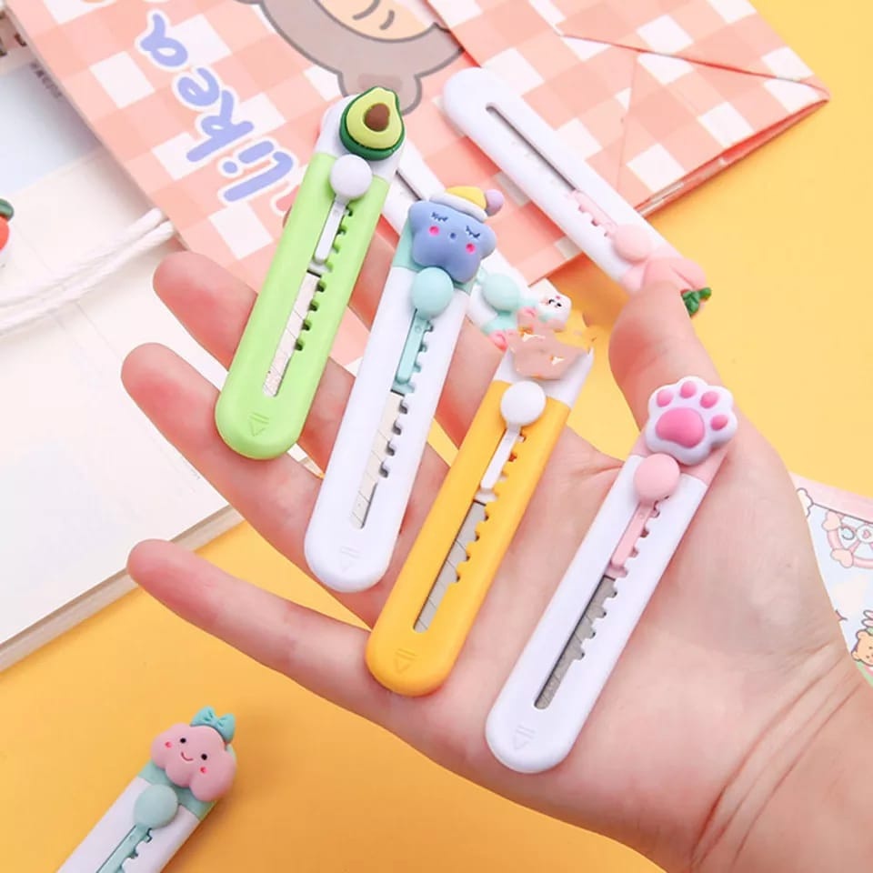 

Mini Cutter Pisau Karakter Lucu Alat Pemotong Kertas Sebaguna