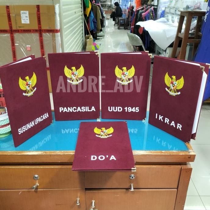 

map upacara bahan beludru