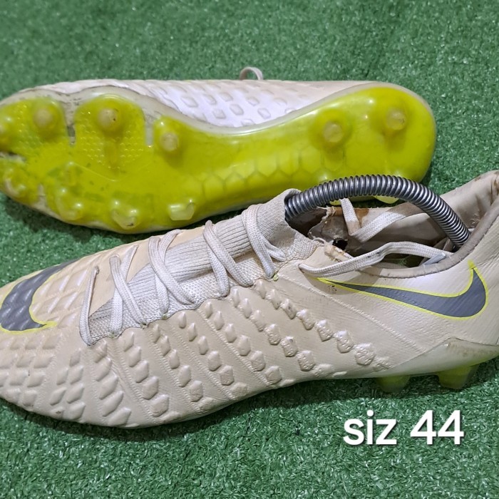 SEPATU BOLA NIKE HYPERVENOM PUTIH