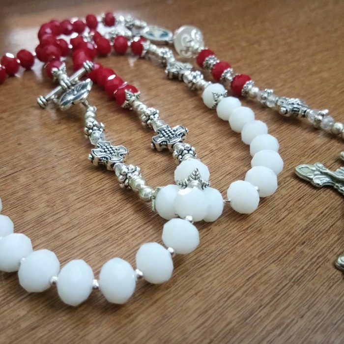 

Rosario Merah Putih, Harces Mysericordes Sicut Pater Asli Vatican