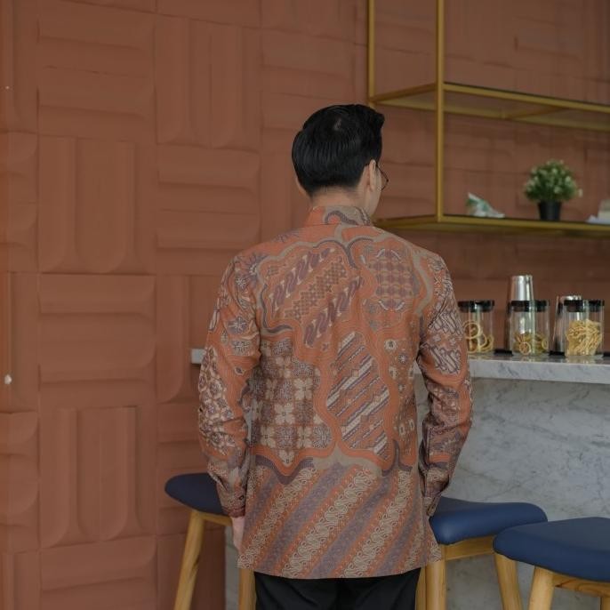 kemeja batik pria reguler fit teracota arshaka KiyyAra [terbaik]
