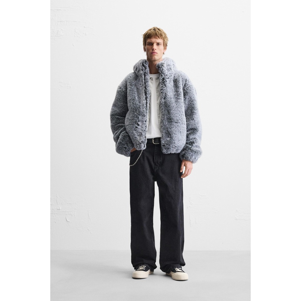 ZARA JAKET CROPPED EFEK BULU Jaket cropped fit terbuat dari kain dengan efek bulu