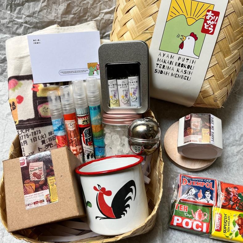 

Hampers Teh Tubruk Gelas Enamel Ayam Lilin Linen Spray Bymakaira | Kado Ulang Tahun Wisuda Kado Cowok Kado Cewek Kado Pacar Kado Sahabat Kado Wisuda Hadiah Unik Birthday Gift Box Lucu (Lagi Rame)