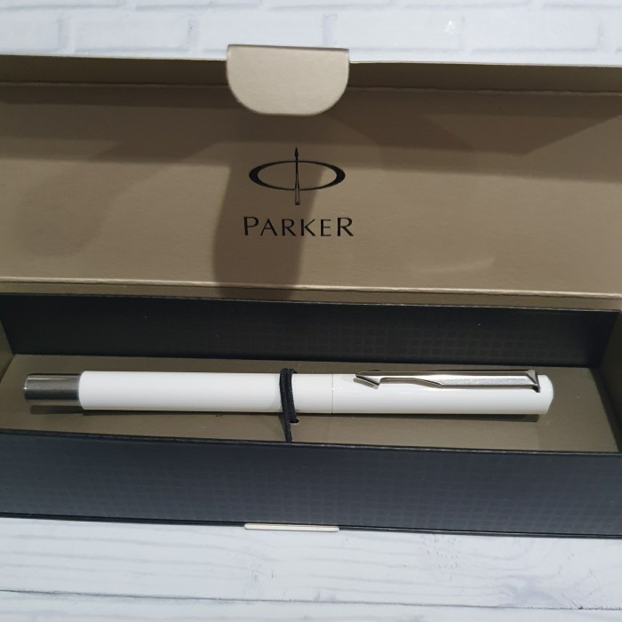 

Farizal - Pulpen Parker Vektor Standar White Roller Ball (Body Plastik)