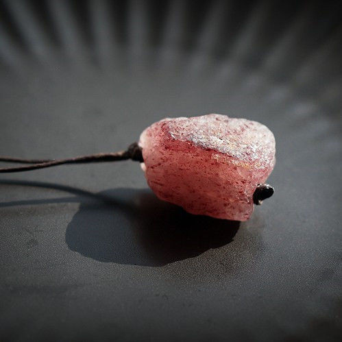 Kalung Kuarsa Stroberi Rusia Liontin Batu Alam Bringer Romantis Wanita Liontin Batu Kristal