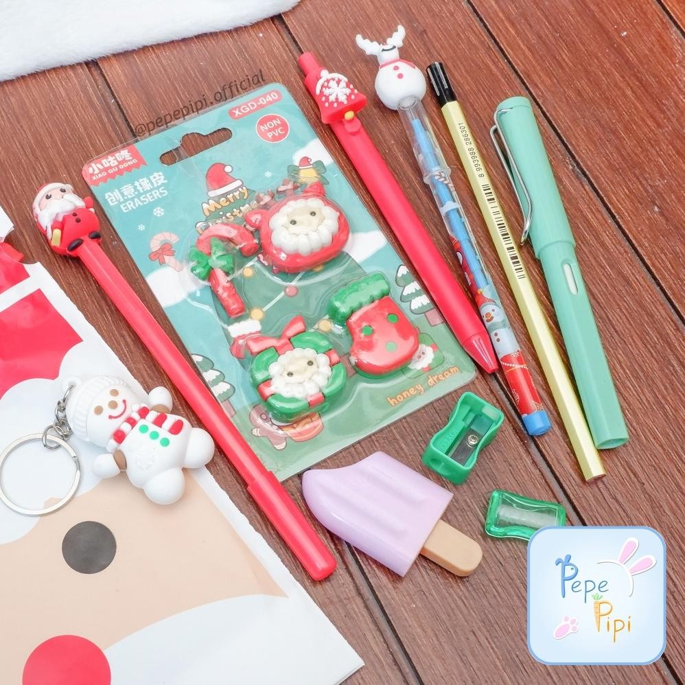 

Hampers Natal Pouch Serut Alat Tulis Bingkisan Kado Gift Christmas Day Anak Parcel Mini Notebook Rautan Pulpen Gantungan Kunci Santa Siap Kirim