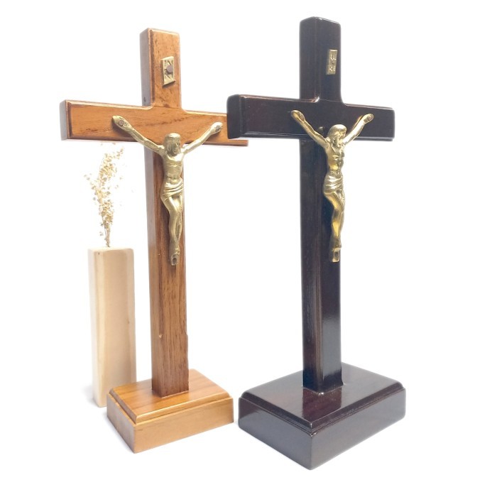 Azzatun - Salib Duduk Korpus Besi Kuningan 25 Cm /Salib Meja Katolik/Salib Duduk Kuningan