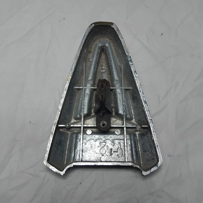 Emblem Grill Depan Toyota Hilux Rn20 Rn25 Bekas Original Minus Warna Pudar