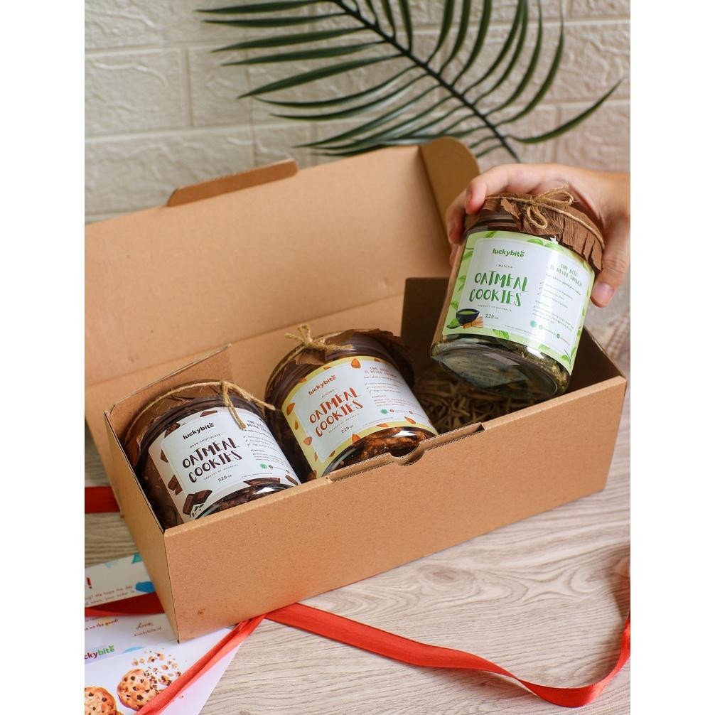 

CR - Special Hampers / Gift Box / Kado - Oatmeal Cookies 3 Jar + FREE Greeting Card + Pita + Bubble Wrap - LUCKYBITE TERLARIS