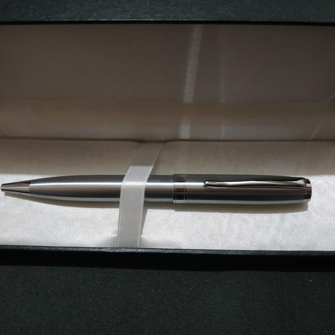 

Murah Meriah ! Pen Promosi Metal Ballpoint F1 Stainless Steel Chrome Trim Klip Silver