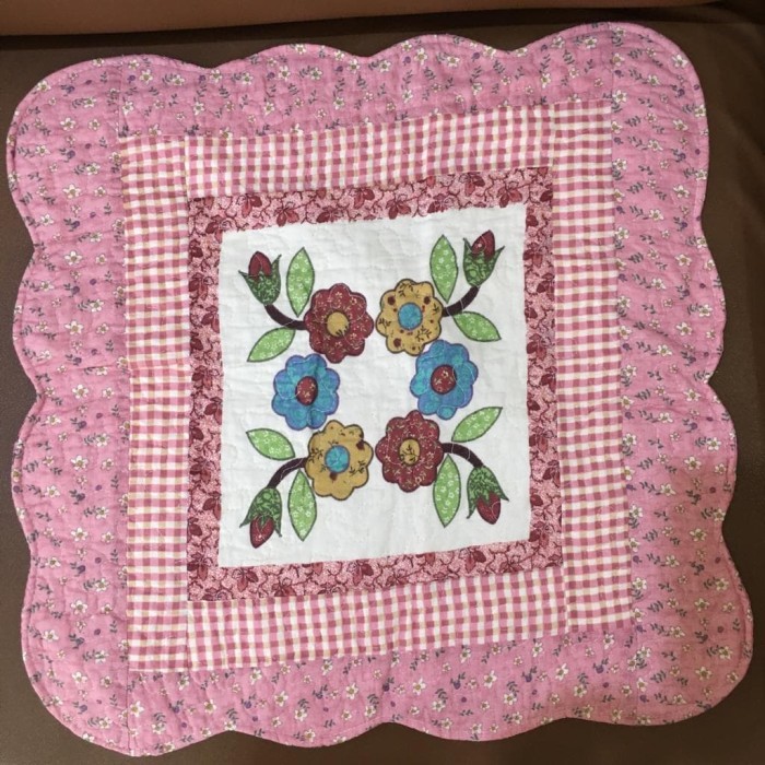 Sarung Bantal Patchwork/Quilting Bunga-Bunga 50X50