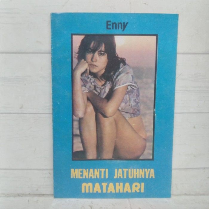 Enny Arrow Menanti Jatuhnya Matahari BUKU Langka