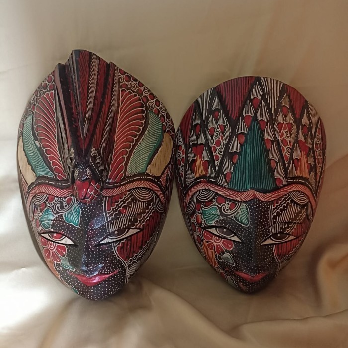 Sepasang Topeng Batik Kayu Rama Shinta (25cmx17cmx7cm)
