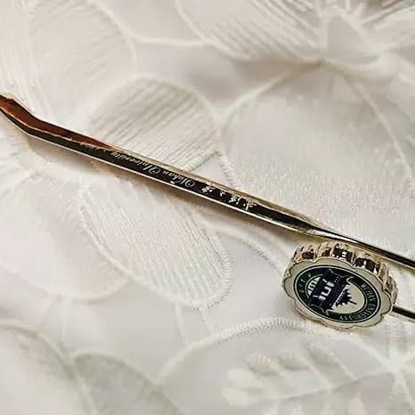 

Andra - Pembatas Buku Universitas Bahan Metal Desain Karakter Crest