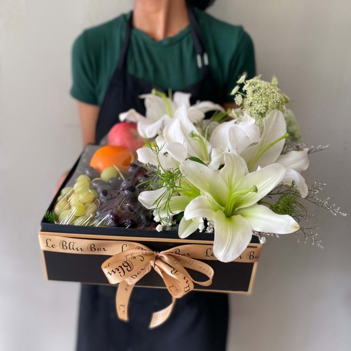 

White Lily Blossom Fruit box Parcel Buah Le Bliss Box