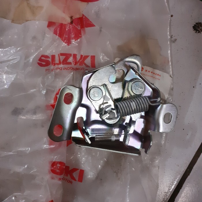 lock kap mesin ertiga