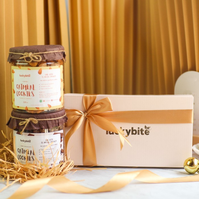 

HAMPERS / GIFT BOX / KADO - SEMI HARDBOX - OAT COOKIES 2 JAR + PITA