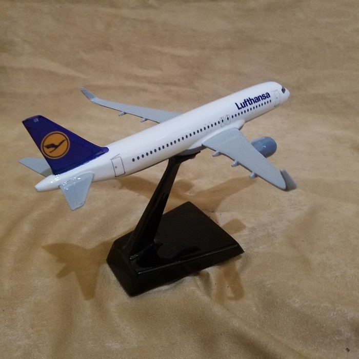 Best seller ~`~ miniatur pesawat a320 luftansa ~~~