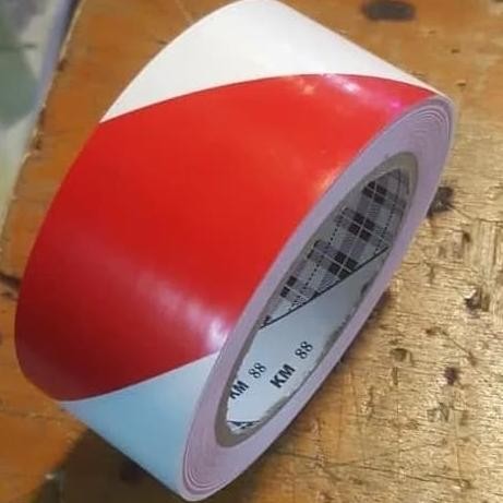 

FLOOR MARKING HAZARD KM 88 LAKBAN LANTAI MERAH PUTIH 2 INCH X 33 METER ASLI