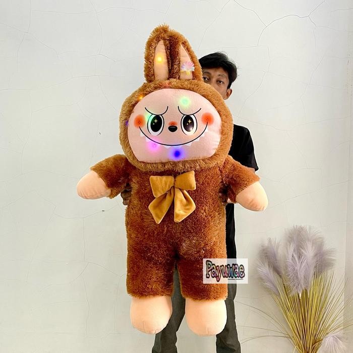 

BONEKA LABUBU JUMBO LED TINGGI 110CM UKURAN BESAR THE MONSTER EXCITING MACARON ASLI PAKAI LAMPU