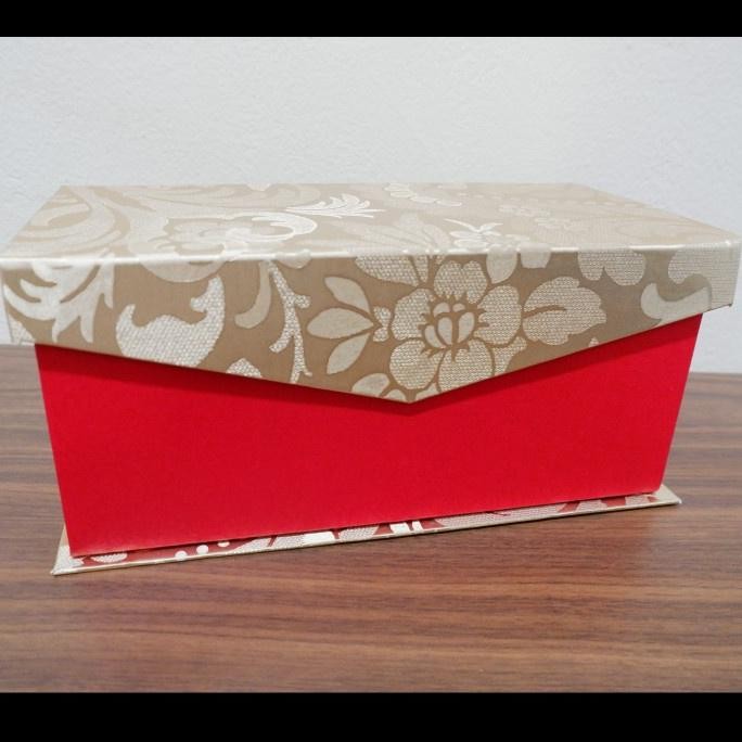 

Hampers Box Natal Imlek MD 22x11x10 Red Gold Motif Flower