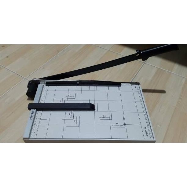 

Alat Pemotong Kertas Folio / R Cutter F4