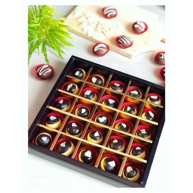 

Box Nastar Sekat Mika Emas Kotak Cokelat Mochi Cookies Gift isi 25