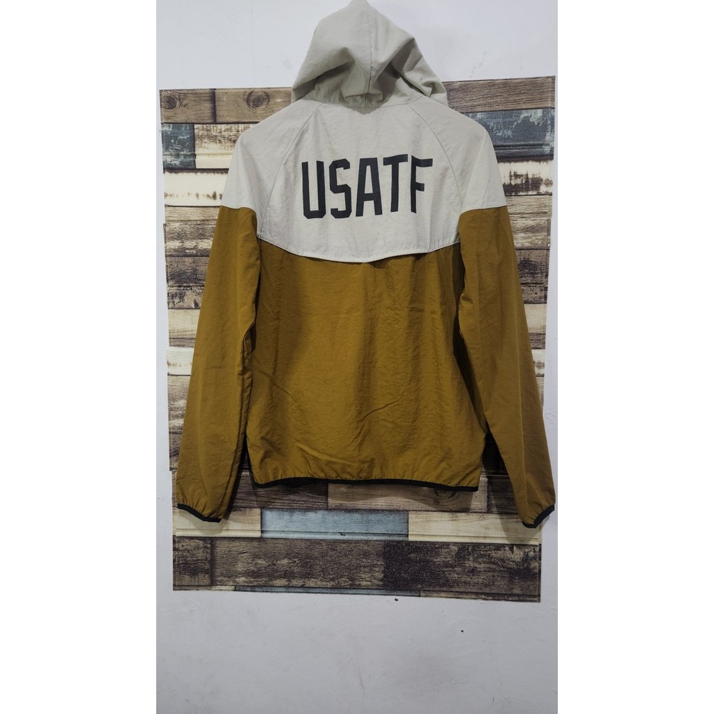 NIKE SPORTWEAR RUNNERS USATF JACKET GOLDEN HOOPS BEIGE (SIZE M)