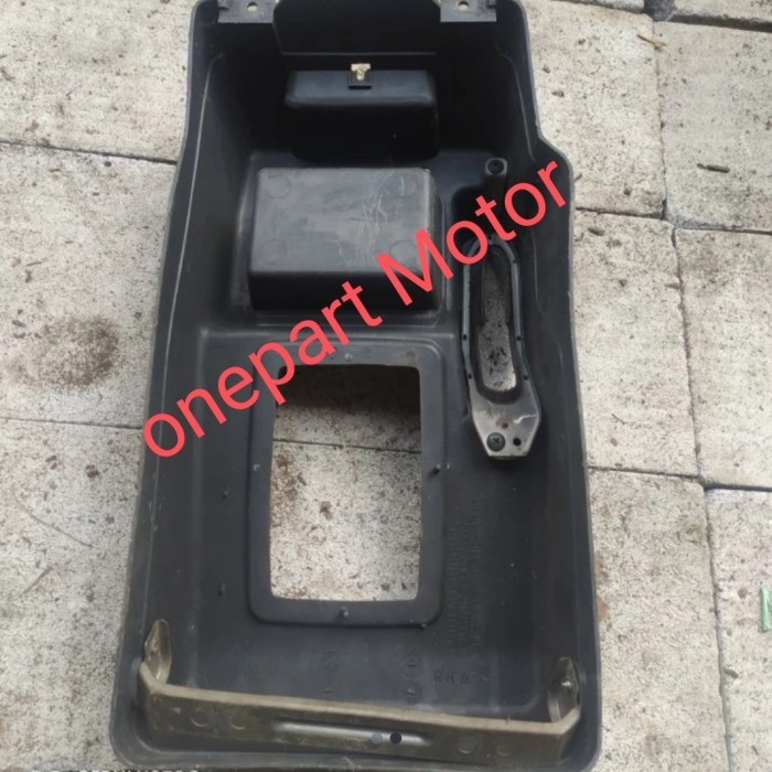 Suku Cadang Console Box Mitsubishi Kuda Bensin Original