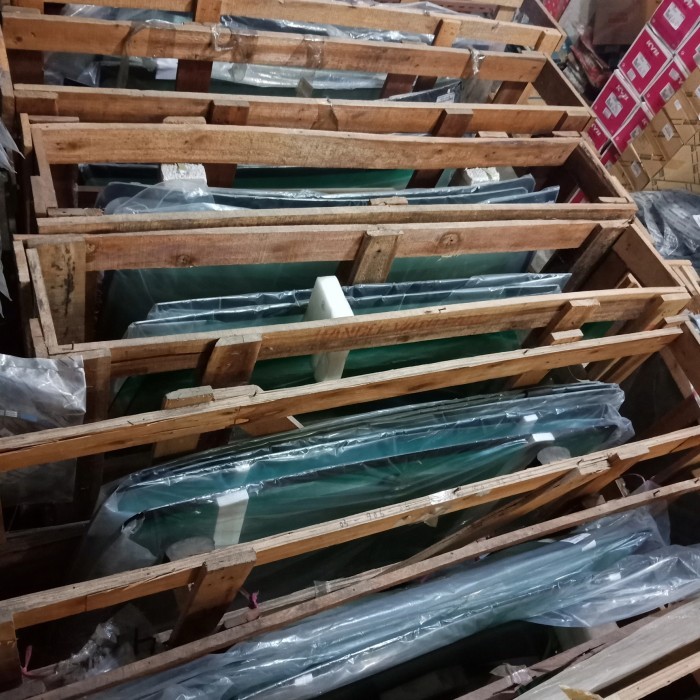 kaca depan landcruiser cygnus (original)