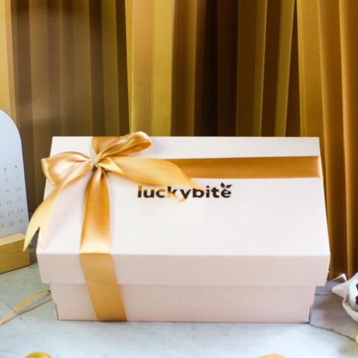 

Hampers / Gift Box / Kado - Semi Hardbox - Oatmeal Cookies 2 Jar + Free Greeting Card + Pita + Bubble Wrap | Luckybite Hari Ini