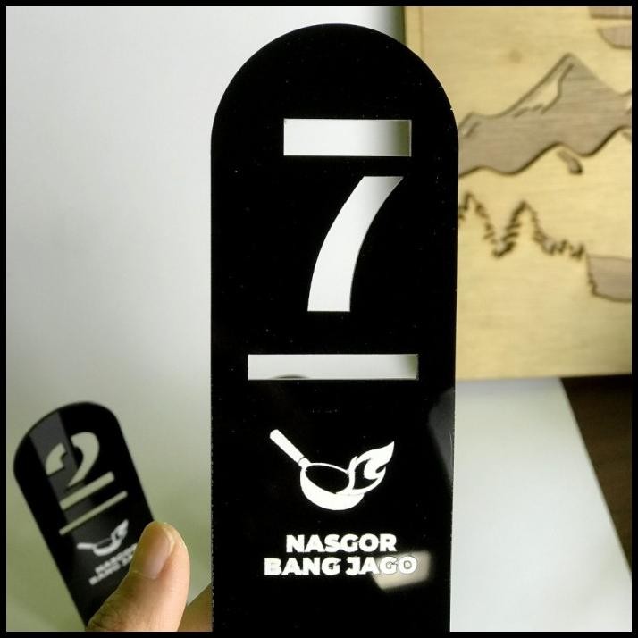 

DISKON ACRILIC NOMOR MEJA AKRILIK CUSTOM LOGO DOME PANJANG HITAM 2MM LASER - WARNA, 6CM X 16CM !!!!!