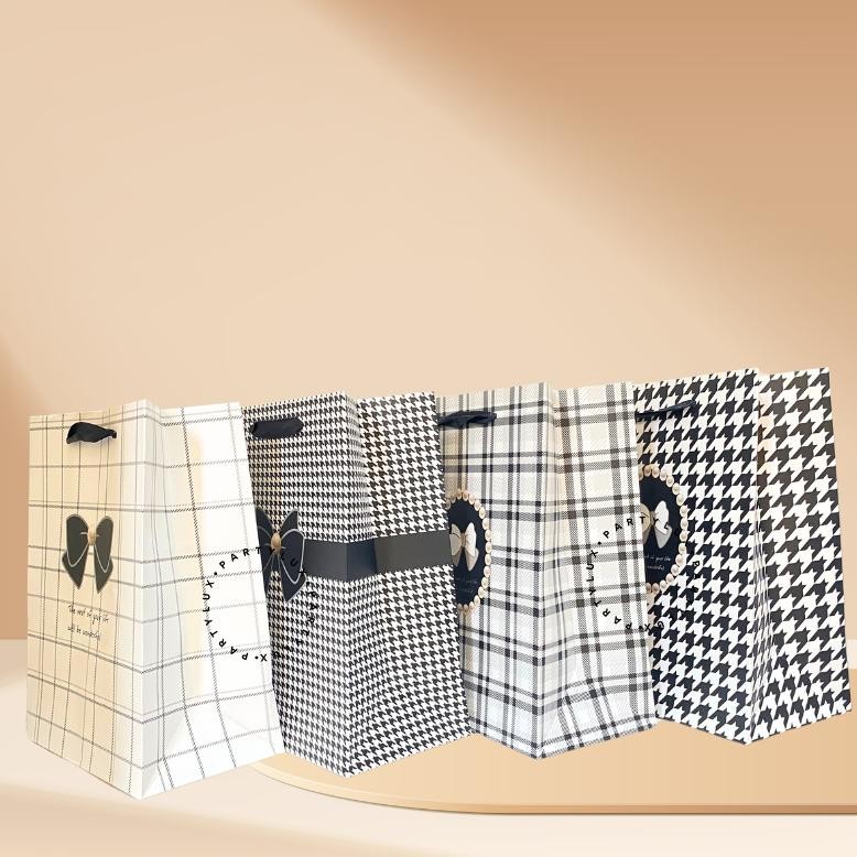 

Paper Bag Kado Motif Black and White Pita / Tas Kado Ulang Tahun / Goodie Bag