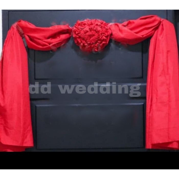 kain merah pintu wedding