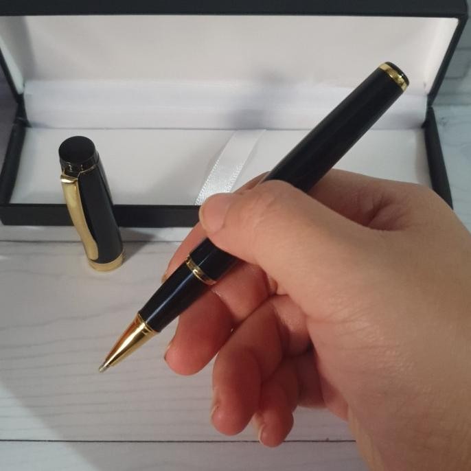 

Terlaris ! Pulpen Promosi Metal Roller Ball F1 Hitam Glossy Klip Emas Free Grafir